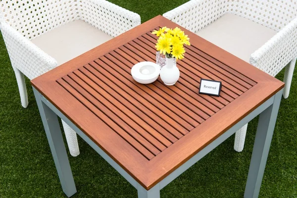 Mesa de comedor de madera tropical sobre hierba verde —  Fotos de Stock