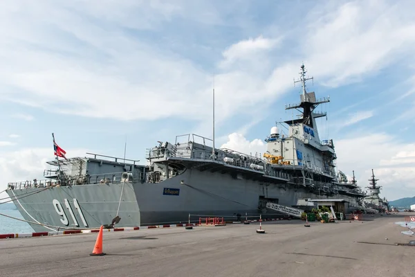 Grande navio de batalha na base naval — Fotografia de Stock