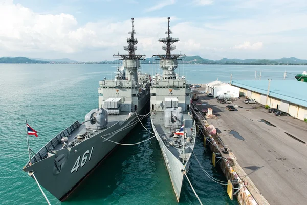 Grande navio de batalha na base naval — Fotografia de Stock