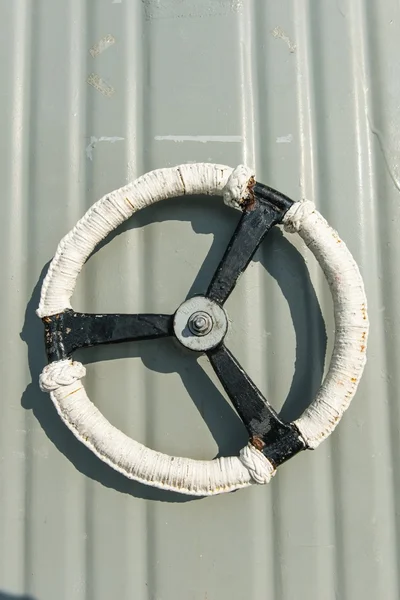 Біле металеве дверне колесо, взяте з бойового корабля, вода щільні двері — стокове фото