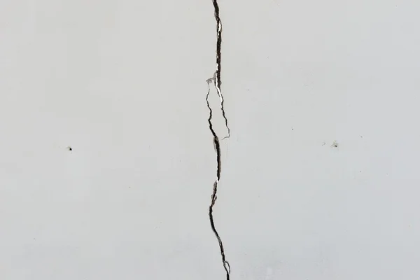 Cracks on solid white painted concrete wall — Stock Photo, Image