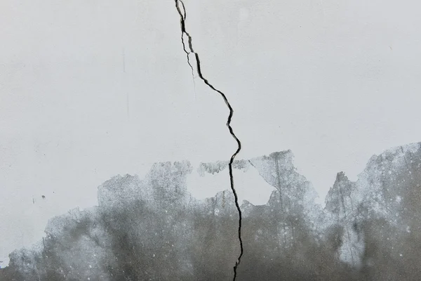 固体白い塗られたコンクリートの壁に亀裂します。 — ストック写真