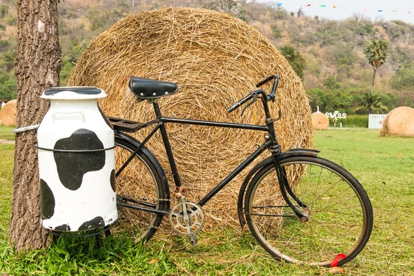 Ein schwarzes Milchmannfahrrad mit Stahlbehälter hinten — Stockfoto