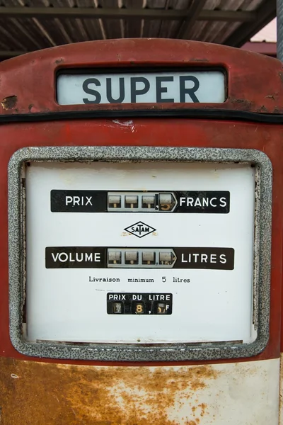 En veteran bensinpumpe på rød – stockfoto