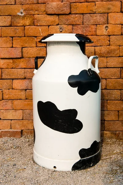 Um grande recipiente de leite de metal multi cor — Fotografia de Stock