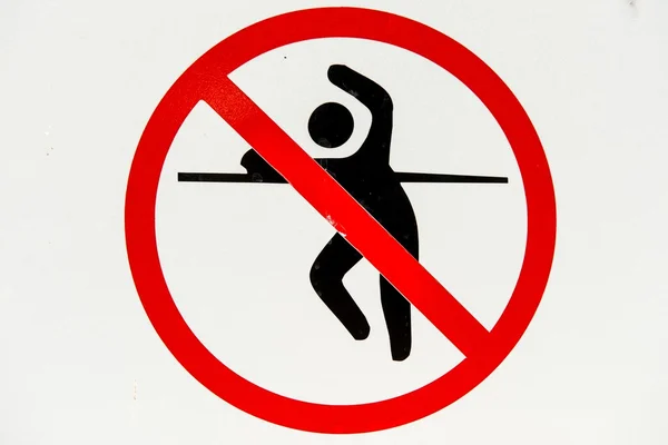 No trespassing and fence jumping danger sign — Stock Photo, Image