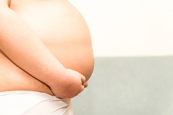 6 месяцев азиатская тайка беременная живот — стоковое фото