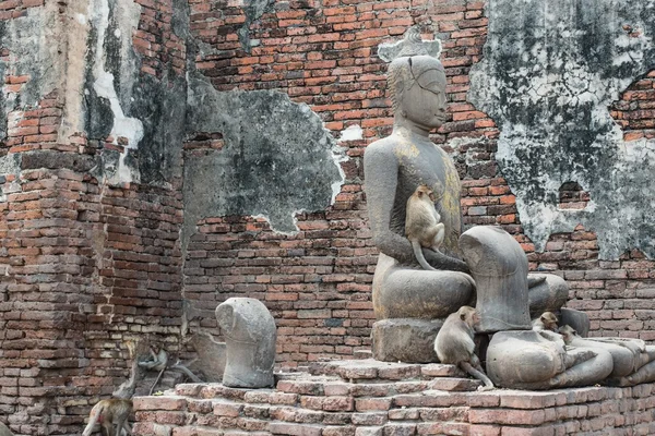 Tailândia antigo templo antigo feito de tijolo vermelho e pedras de cal — Fotografia de Stock