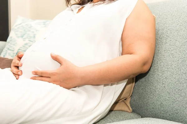6 months asiatisch thai frau schwanger bauch — Stockfoto