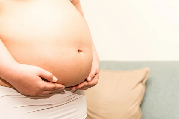 6 maanden Aziatische Thaise vrouw zwangere buik — Stockfoto