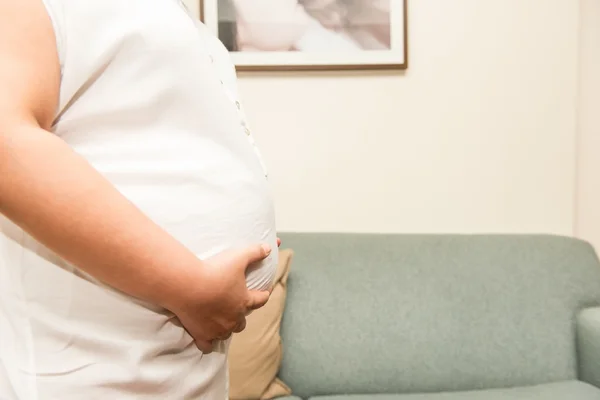 6 månader asiatisk thai kvinna gravid mage — Stockfoto