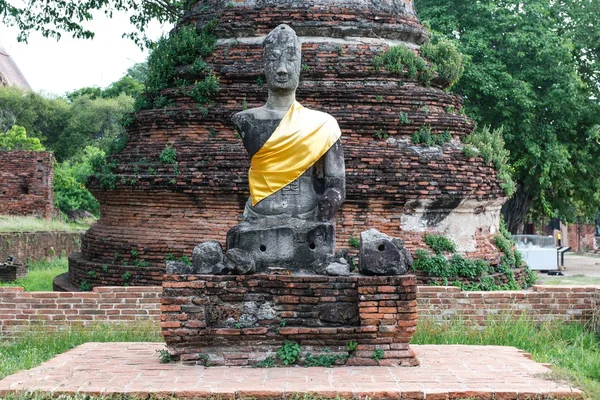 Gamla buddha delvis skada — Stockfoto