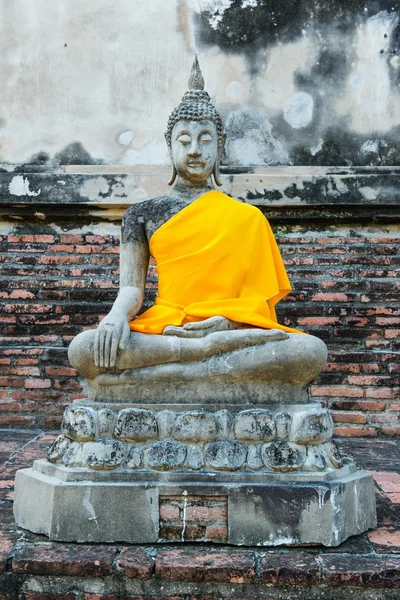 Oude Boeddha deels schade — Stockfoto