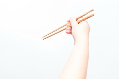 Asyalı kadın kahverengi chop sopa tutan