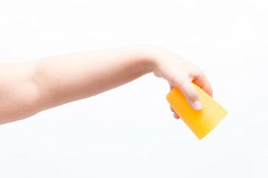 küçük plastik bir kap tutan Asyalı kadın