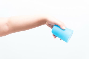 küçük plastik bir kap tutan Asyalı kadın
