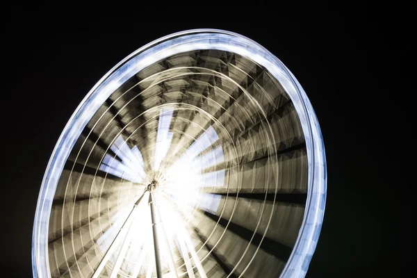 Gece süresince Lunaparktaki peri tekerlek — Stok fotoğraf