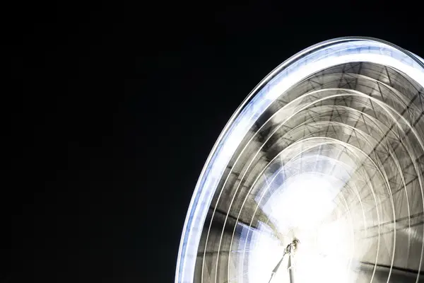 Ruota delle fate in un parco divertimenti durante la notte — Foto Stock