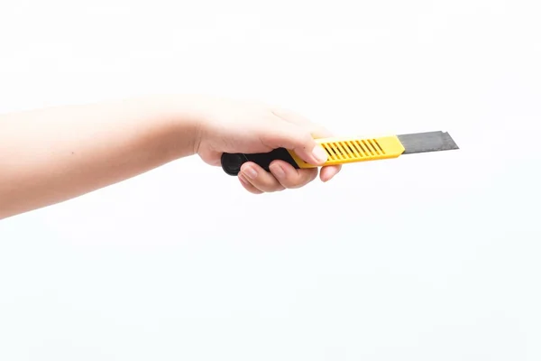 Asyalı kadın sarı kutu kesici bıçak tutuyordu — Stok fotoğraf