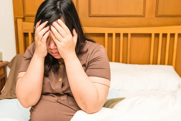 Jonge Thaise zwangere vrouw onder stress — Stockfoto