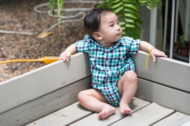 Yeni doğan erkek bebek ameliyathane içinde ilk günden itibaren