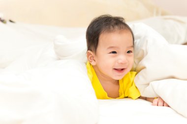 Yeni doğan erkek bebek ameliyathane içinde ilk günden itibaren