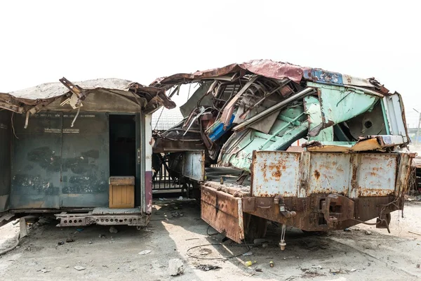 Une épave de train de voyageurs de la gare de triage — Photo