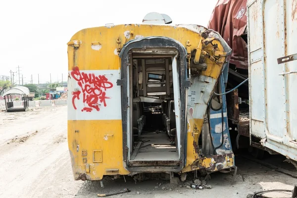 Los restos del tren de pasajeros del patio del tren —  Fotos de Stock