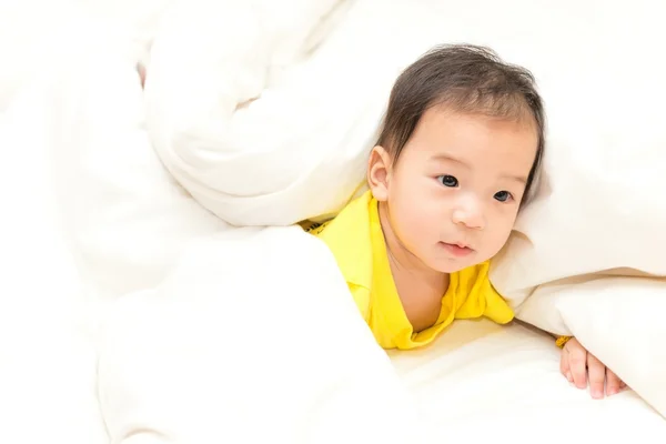 Pasgeboren mannelijke baby vanaf de eerste dag in de operatiekamer — Stockfoto