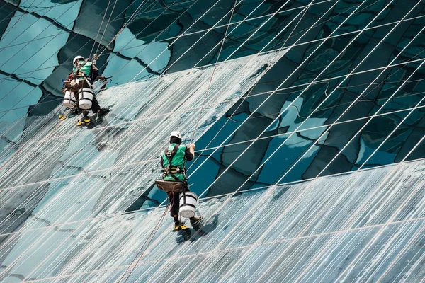 Limpiadores de ventanas limpiando un edificio de oficinas de gran altura —  Fotos de Stock