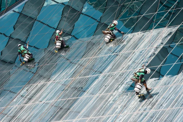 Window cleaners cleaning a high rise office building — Stock Photo, Image