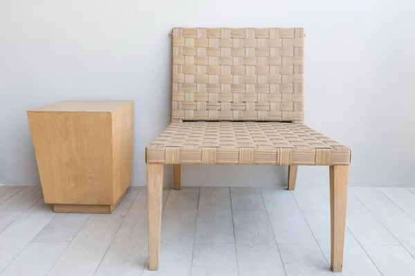 Светлый коричневый стул из бамбуковой текстуры — стоковое фото