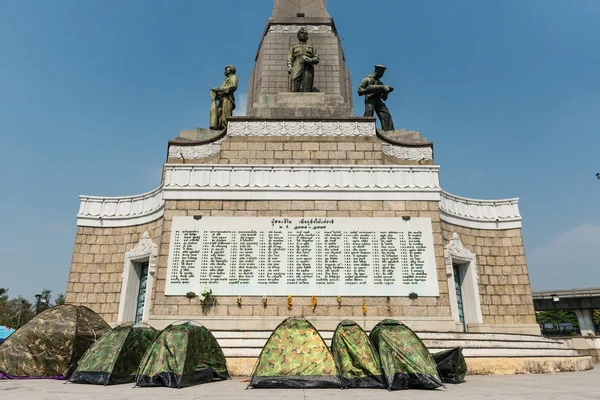 BANGKOK - FEBRUARY 2: Protesters camp site at Victory monument — Stock Photo, Image