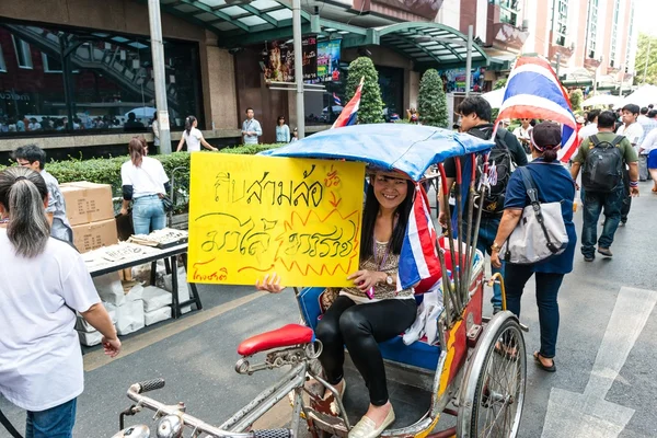Bangkok - 2 Şubat: kimliği belirsiz bir kadın için bu üç tekerlekli bisiklet sürme — Stok fotoğraf