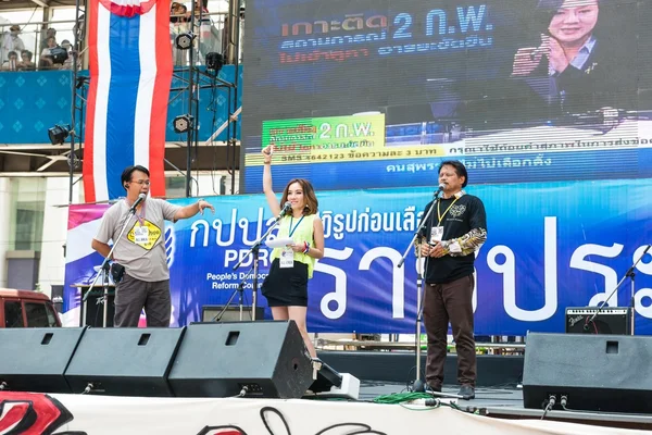 BANGKOK - 2 FEBBRAIO: 3 persone non identificate che parlano sul palco per — Foto Stock