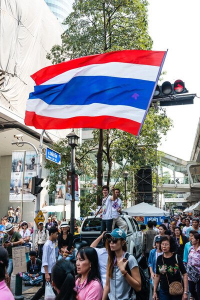БАНГКОК - 2 ФЕВРАЛЯ: Неизвестный мужчина размахивает тайским флагом для Тха
