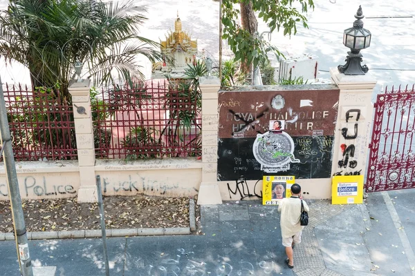 BANGKOK - FEVEREIRO 2: Gráfico ofensivo pintado na polícia tailandesa — Fotografia de Stock