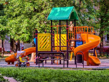 Parktaki çocuk parkı