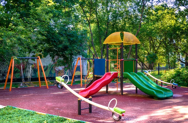 Lasten leikkipaikka puistossa — kuvapankkivalokuva