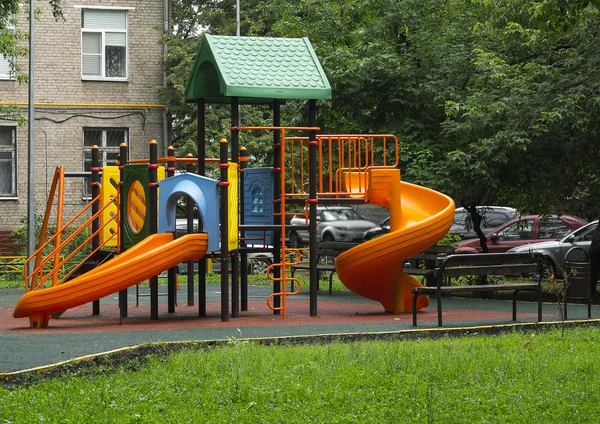 Aire de jeux pour enfants dans le parc — Photo