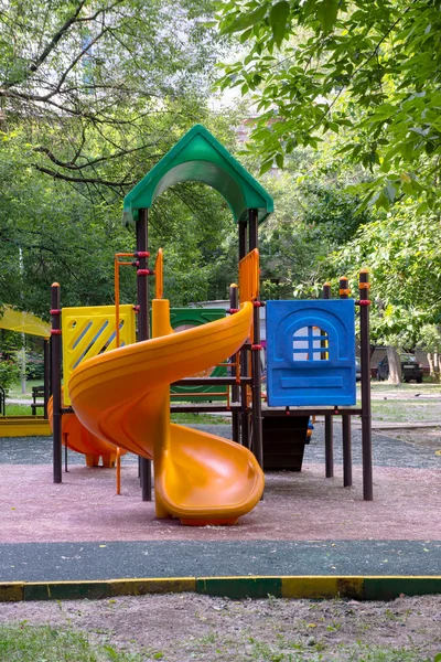 Aire de jeux pour enfants dans le parc — Photo