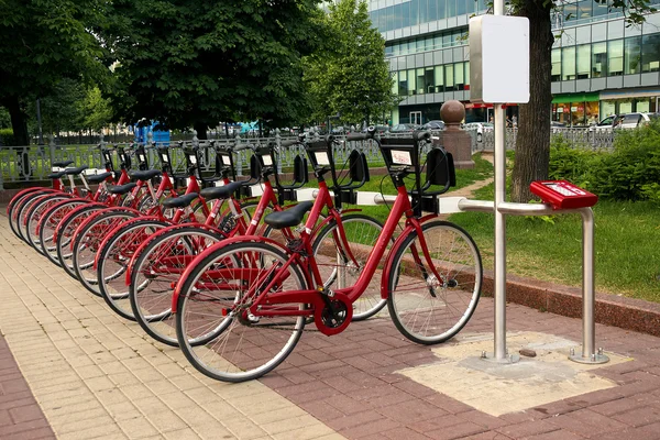 Ett antal röda cyklar — Stockfoto