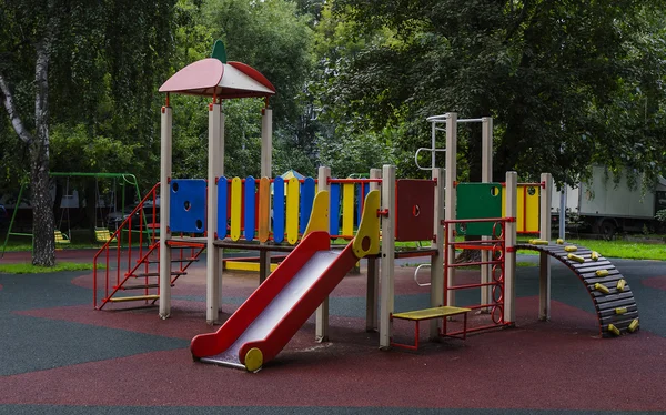 Aire de jeux pour enfants dans le parc — Photo