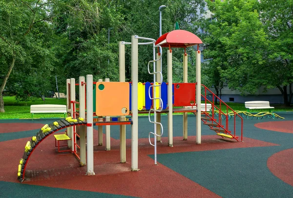 公园里的儿童游乐场 — 图库照片