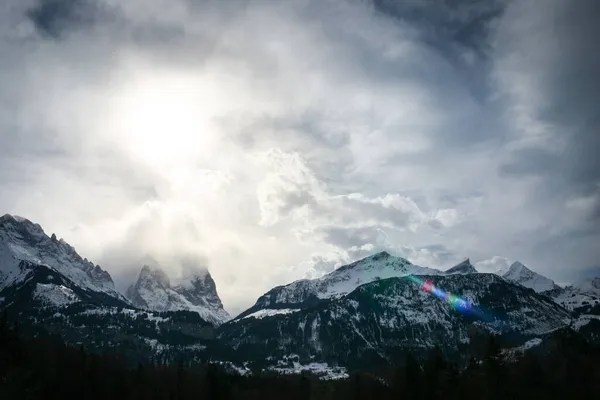 Intensiv Humör Bergskedja Switzerland Alperna Starka Moln Och Starkt Ljus — Stockfoto