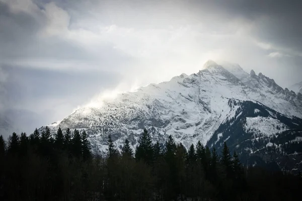 Intensiv Humör Bergskedja Switzerland Alperna Starka Moln Och Starkt Ljus — Stockfoto