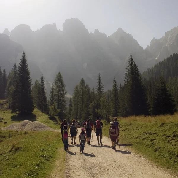 Trekking em alpes — Fotografia de Stock