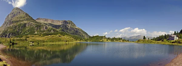 Alpine lake — Stock Photo, Image