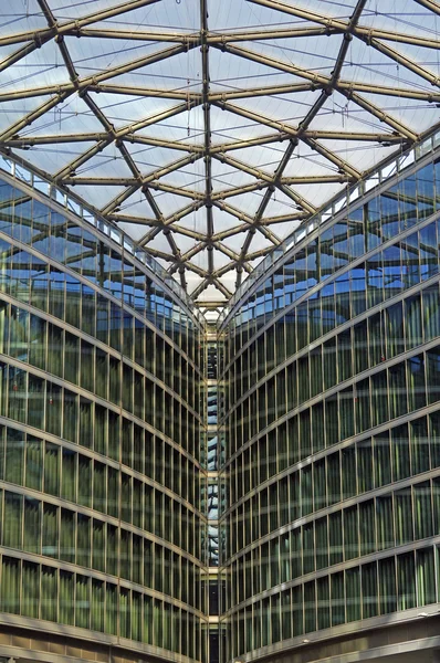 Architettura moderna nel nuovo centro commerciale, Milano, Italia — Foto Stock