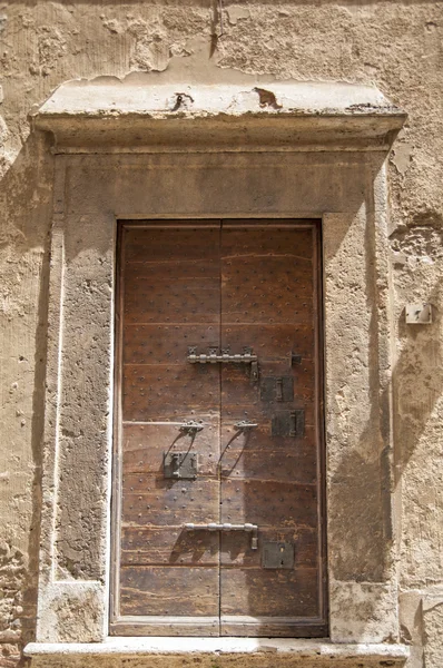 Puerta vieja, Toscana, Italia — Foto de Stock